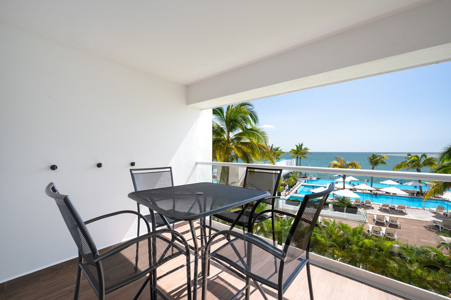 Galeria de Harbor 171 TS 3009 - Departamento en venta frente al mar en Puerto Vallarta 