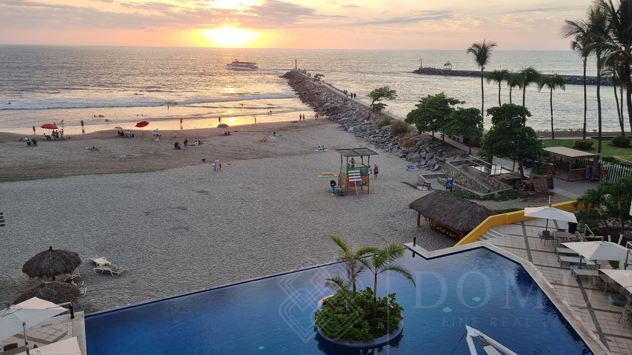 Departamento frente a playa en venta en el condominio Vela Vista de Nuevo Vallarta