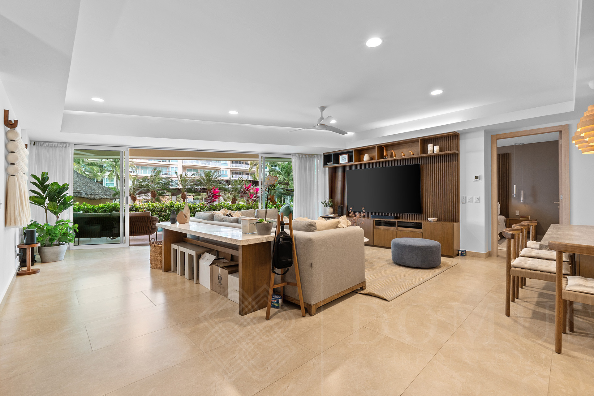 Galeria de Delcanto GH 05F. Flamingos Ocean Side