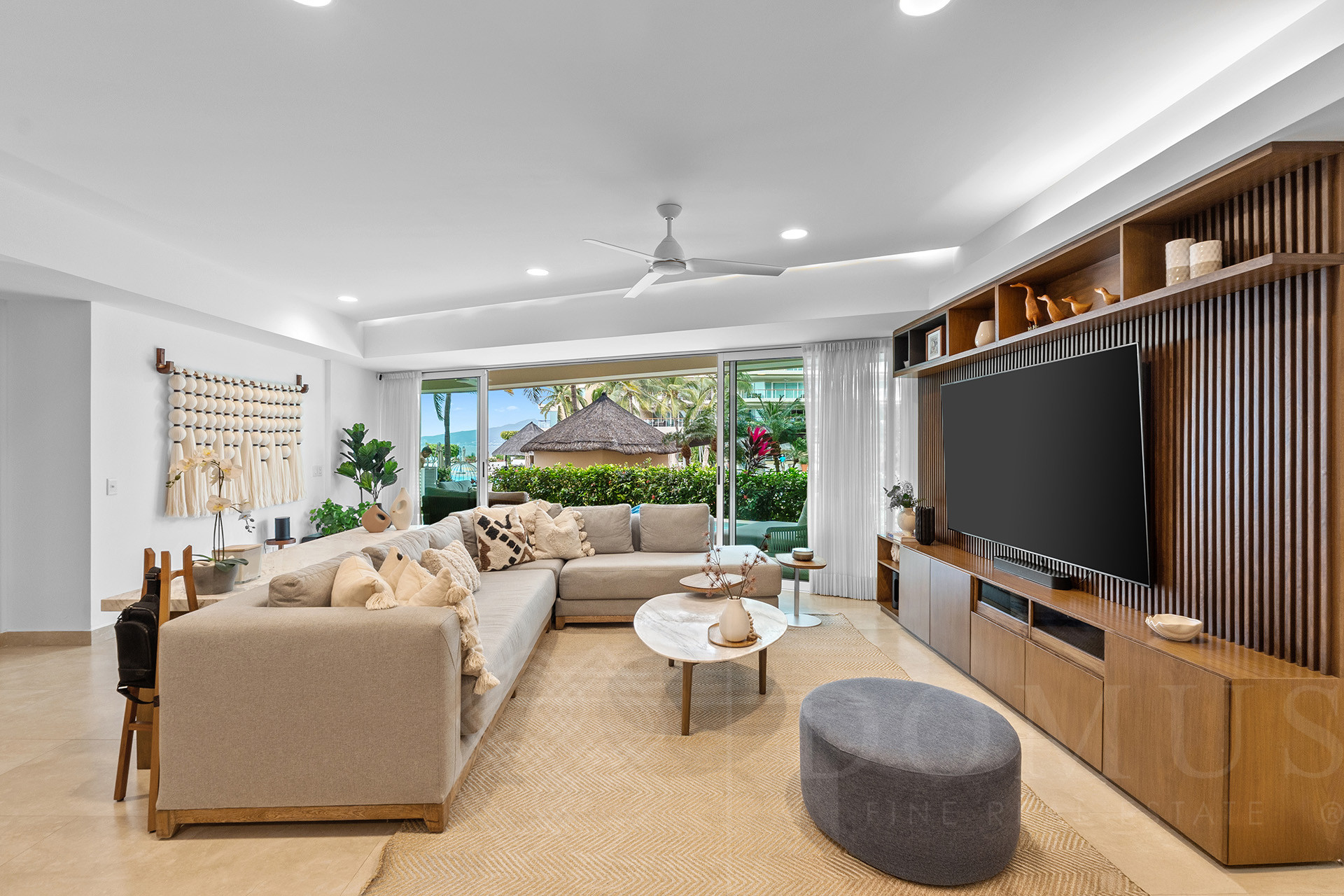 Galeria de Delcanto GH 05F. Flamingos Ocean Side