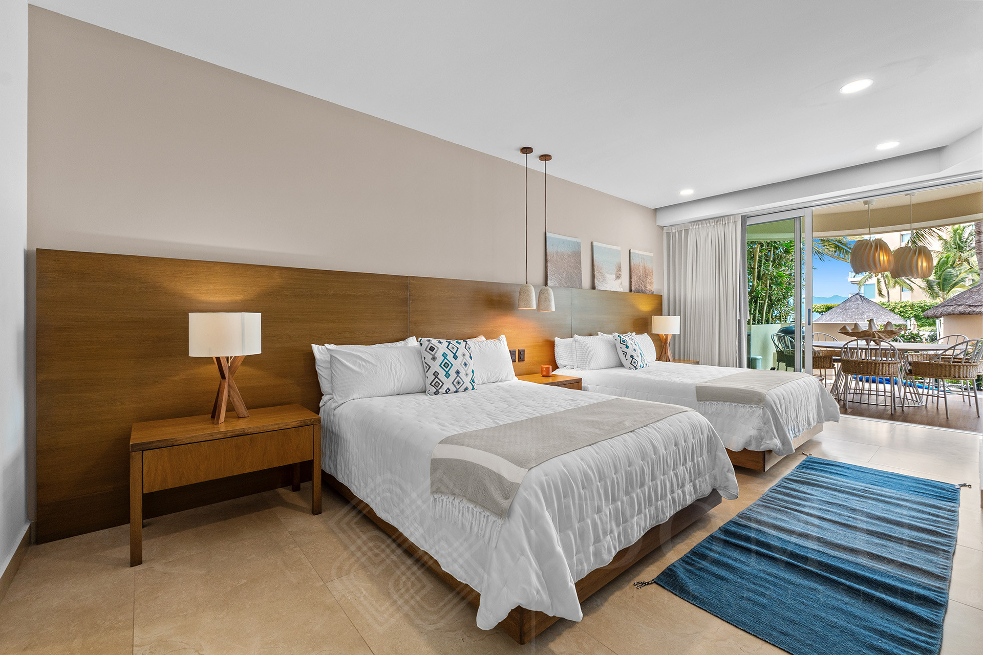 Galeria de Delcanto GH 05F. Flamingos Ocean Side